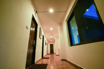 bir hotel with lobby